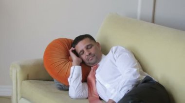 gömlek ve kravat kanepede uyuyan işadamı