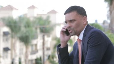 Yakışıklı işadamı açık havada Evet