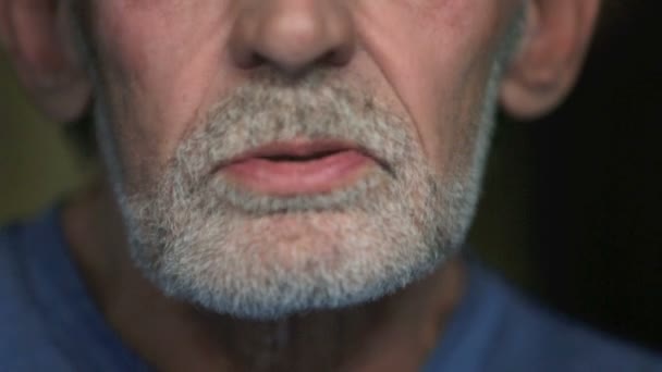 Yaşlı adamın bir sigara yakın çekim — Stok video