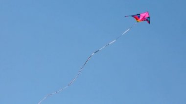 Mavi gökyüzünde renkli uçurtma