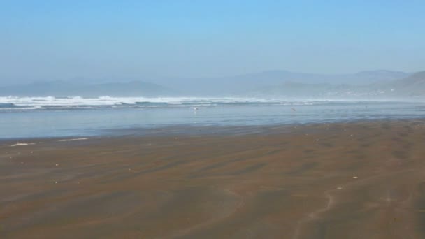 gros plan des vagues bleues à Morro Bay, Californie 