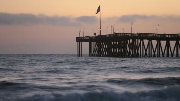 Ventura Pier in Californië bij zonsondergang — Stockvideo