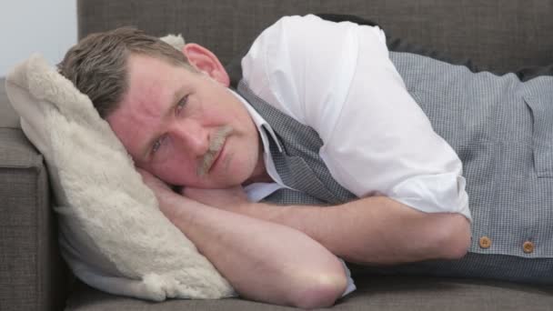 Businessman sleeping on couch,waking up and smiling at camera — Stock Video