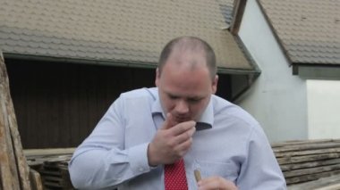 adam bir puro, öksürük ve kamera bakar sigara kilolu
