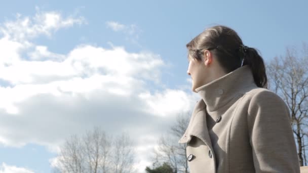 Jeune femme debout dans un parc — Video