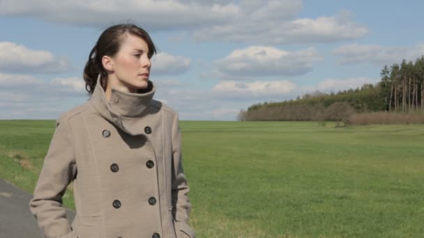 Giovane donna in piedi in un parco — Video Stock