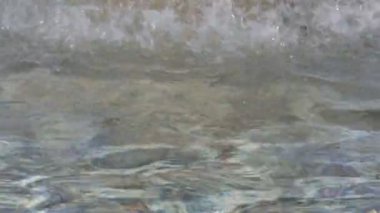 çeşmeden akan su ile yakın çekim