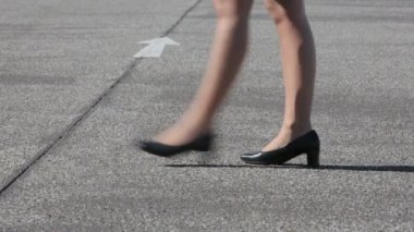 bir iş kadını sokakta yürüme ve nereye anlamaya çalışıyorum bacakları