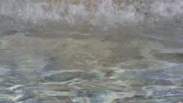 gros plan d'une fontaine avec eau courante 