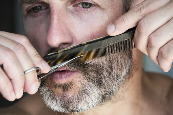 Hombre cortando su barba — Foto de Stock