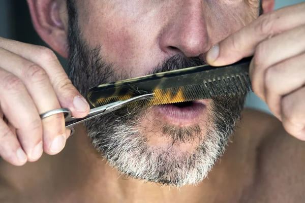 Hombre cortando su barba — Foto de Stock