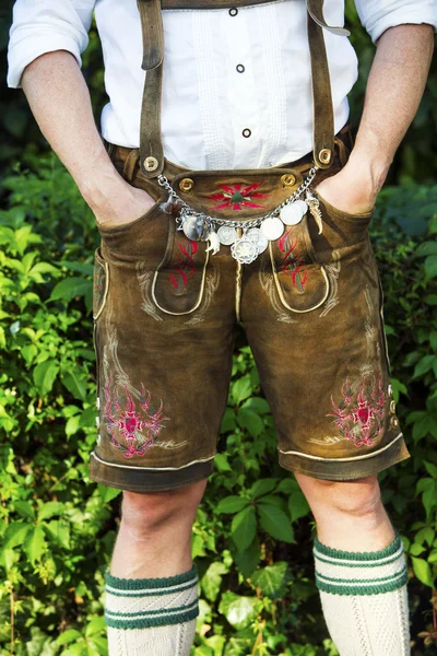 Hombre en pantalones de cuero bavarianos tradicionales —  Fotos de Stock