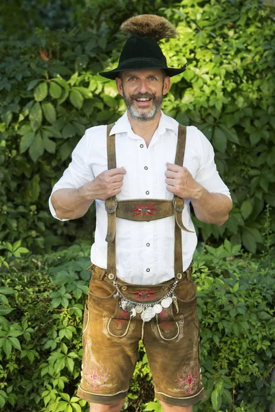 Porträt eines bayerischen Mannes in Lederhosen — Stockfoto