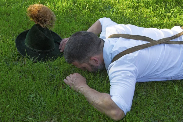 Hombre bavariano acostado en la hierba — Foto de Stock