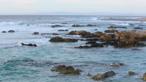 Costa em Big Sur. Ondas do Oceano Pacífico contra falésias . — Vídeo de Stock