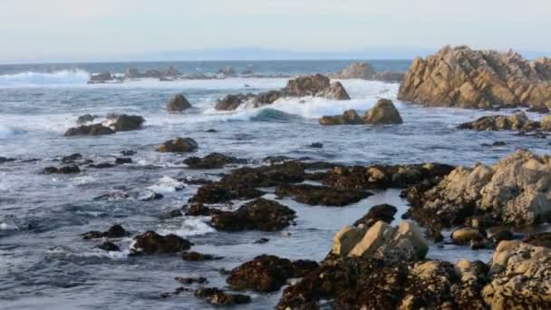在大表面太平洋海浪拍击悬崖的海岸线. — 图库视频影像