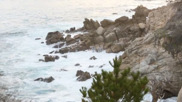 Coastline in Big Sur. Pacific Ocean waves against cliffs. — Stock Video