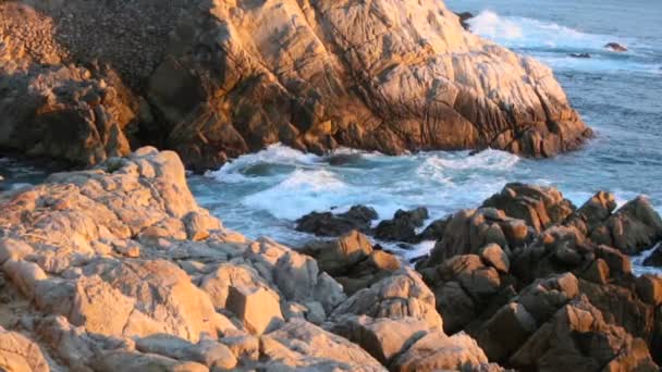 Costa nel Big Sur. Onde dell'Oceano Pacifico contro scogliere . — Video Stock