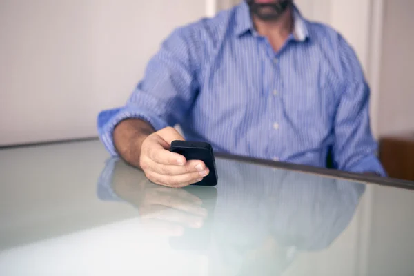 Adam bir telefon tutarak closeup — Stok fotoğraf