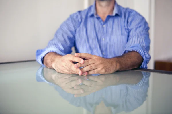 Närbild av mans händer — Stockfoto