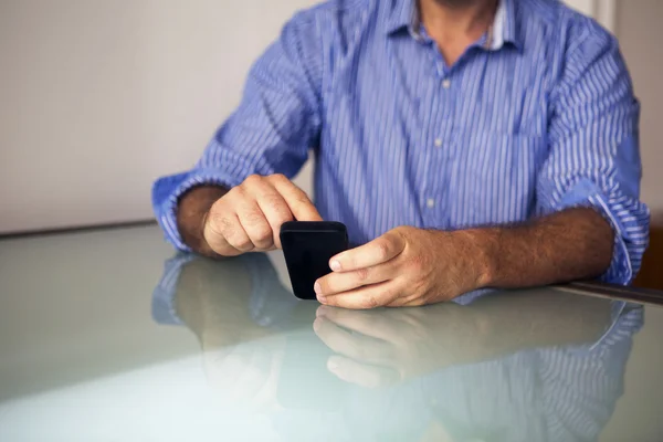 Closeup of man holding a phone — Stock Photo, Image