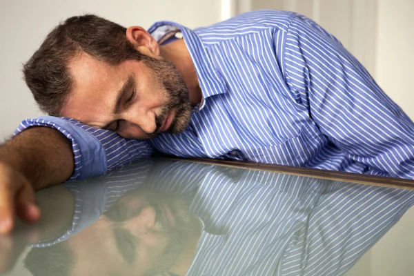 Uomo che dorme a tavola — Foto Stock