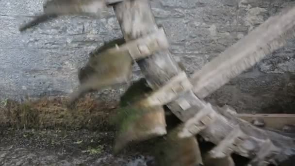 Um velho moinho de água correndo — Vídeo de Stock
