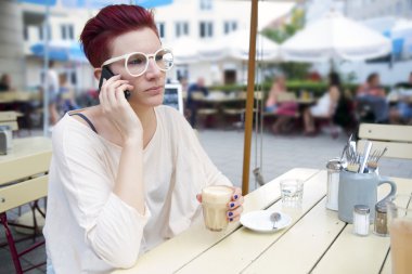 Evet dışında Kızıl saçlı kadın