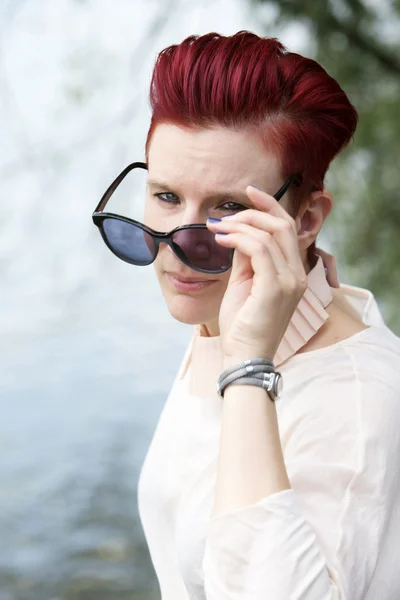 Portret van roodharige vrouw met zonnebril — Stockfoto