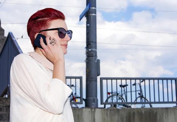 Rödhårig kvinna prata i telefon — Stockfoto