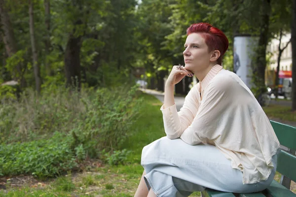 Cheveux roux assis sur un banc — Photo