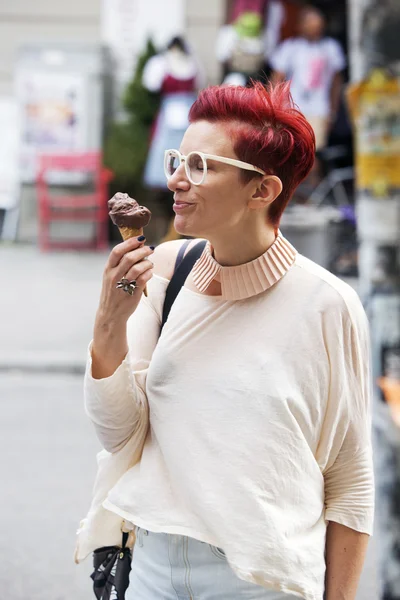 Žena jíst zmrzlinu — Stock fotografie