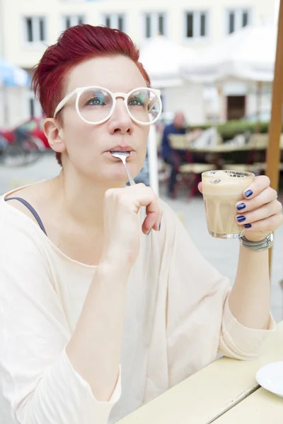 Roodharige vrouw koffie drinken Stockfoto