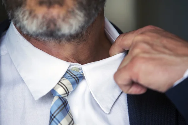 Closeup of man loosens his shirt — Stockfoto