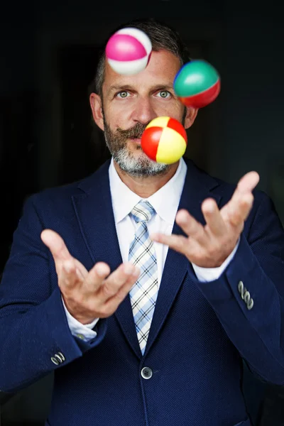 Uomo d'affari giocoliere palle — Foto Stock
