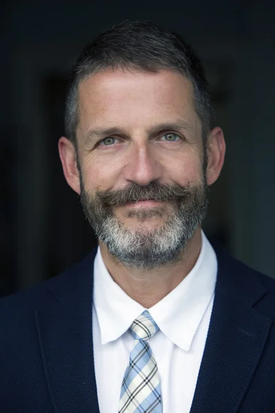 Portrait of handsome businessman smiling — Stock Photo, Image