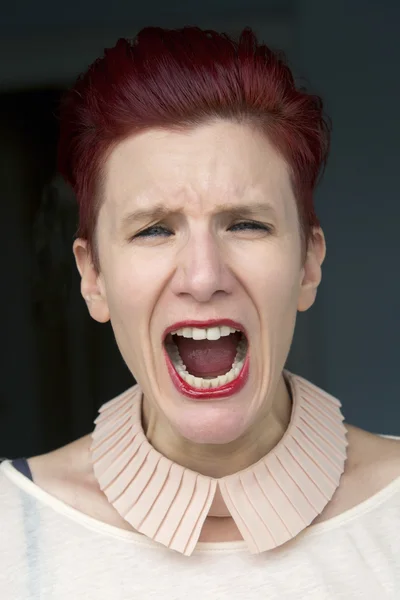 红发女人尖叫的肖像 — 图库照片