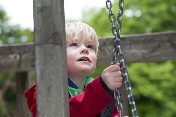 Jongen klimmen op speelplaats — Stockfoto