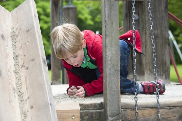 Jongen op de speelplaats — Stockfoto