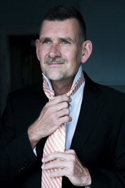 yakışıklı adam kravatını bağlıyor