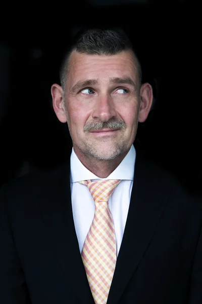 Portret de om de afaceri chipeș în căutarea lateral — Fotografie, imagine de stoc