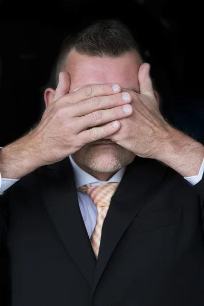 Ritratto dell'uomo che copre gli occhi con le mani — Foto Stock