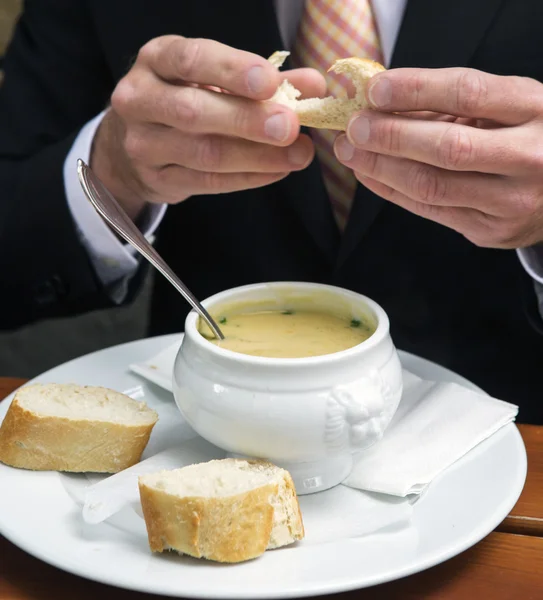 Primer plano del hombre comiendo un tazón de sopa — Foto de Stock