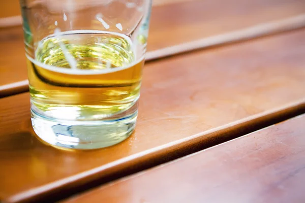 Vaso de cerveza en la mesa — Foto de Stock