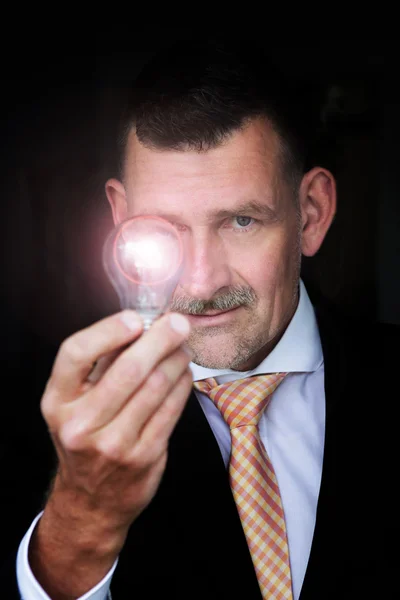 Muž, který držel žárovka — Stock fotografie
