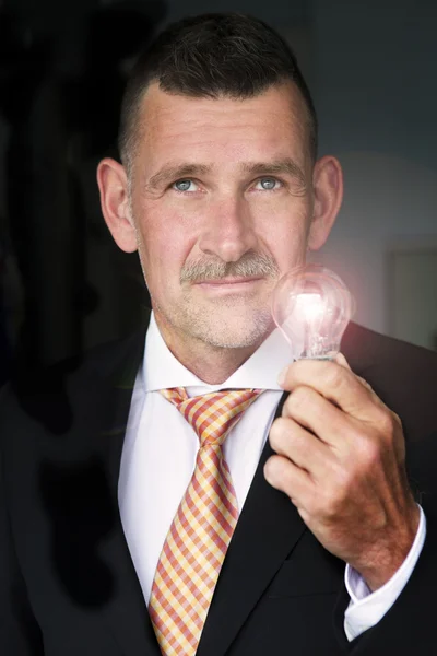 Man holding a lightbulb — Stock Photo, Image