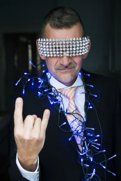 Portrait de l'homme en costume avec des lumières à ficelle et des lunettes brillantes — Photo