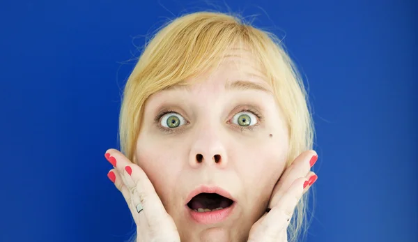 Porträt einer jungen blonden Frau, die überrascht wirkt — Stockfoto