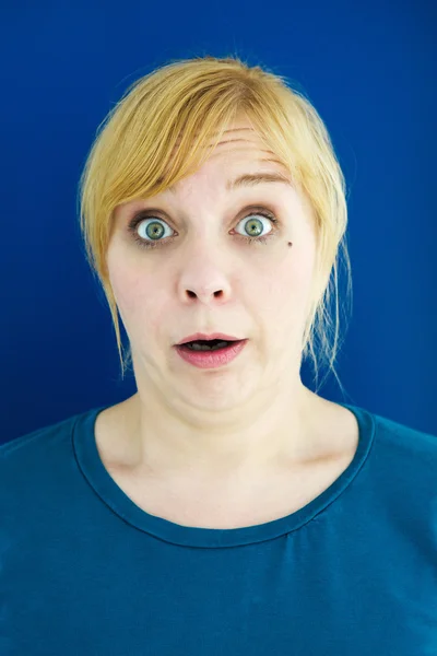 Portrét mladé blonďaté ženy pohledu překvapený — Stock fotografie