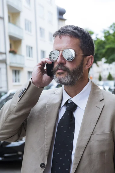 Homem com óculos de sol falando ao telefone — Fotografia de Stock